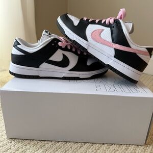 Nike Women's Black and Pink Sneakers